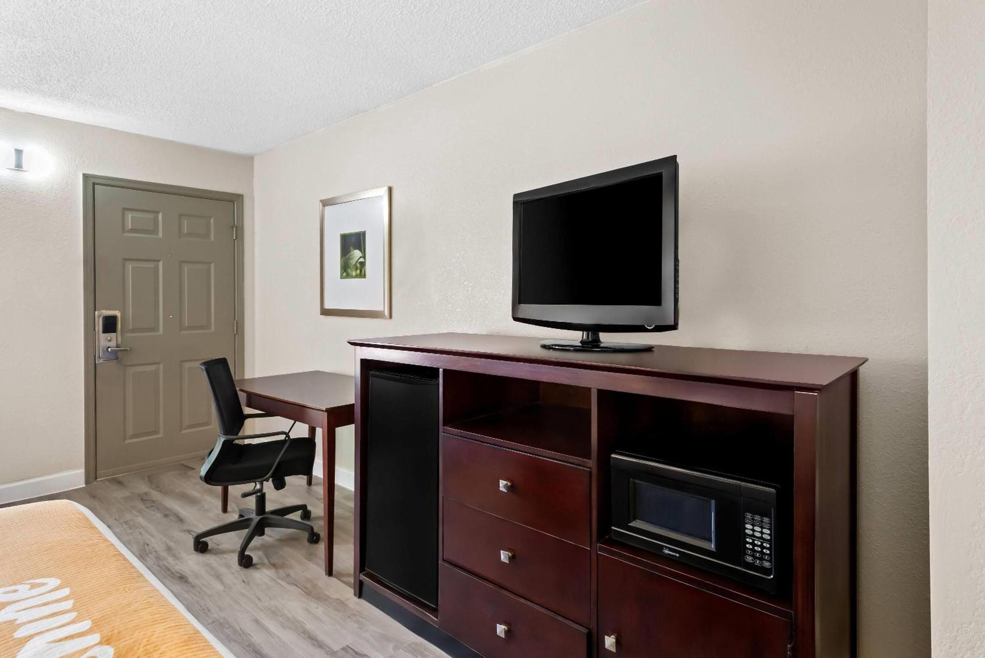 Days By Wyndham Petersburg/south Lee Hotel