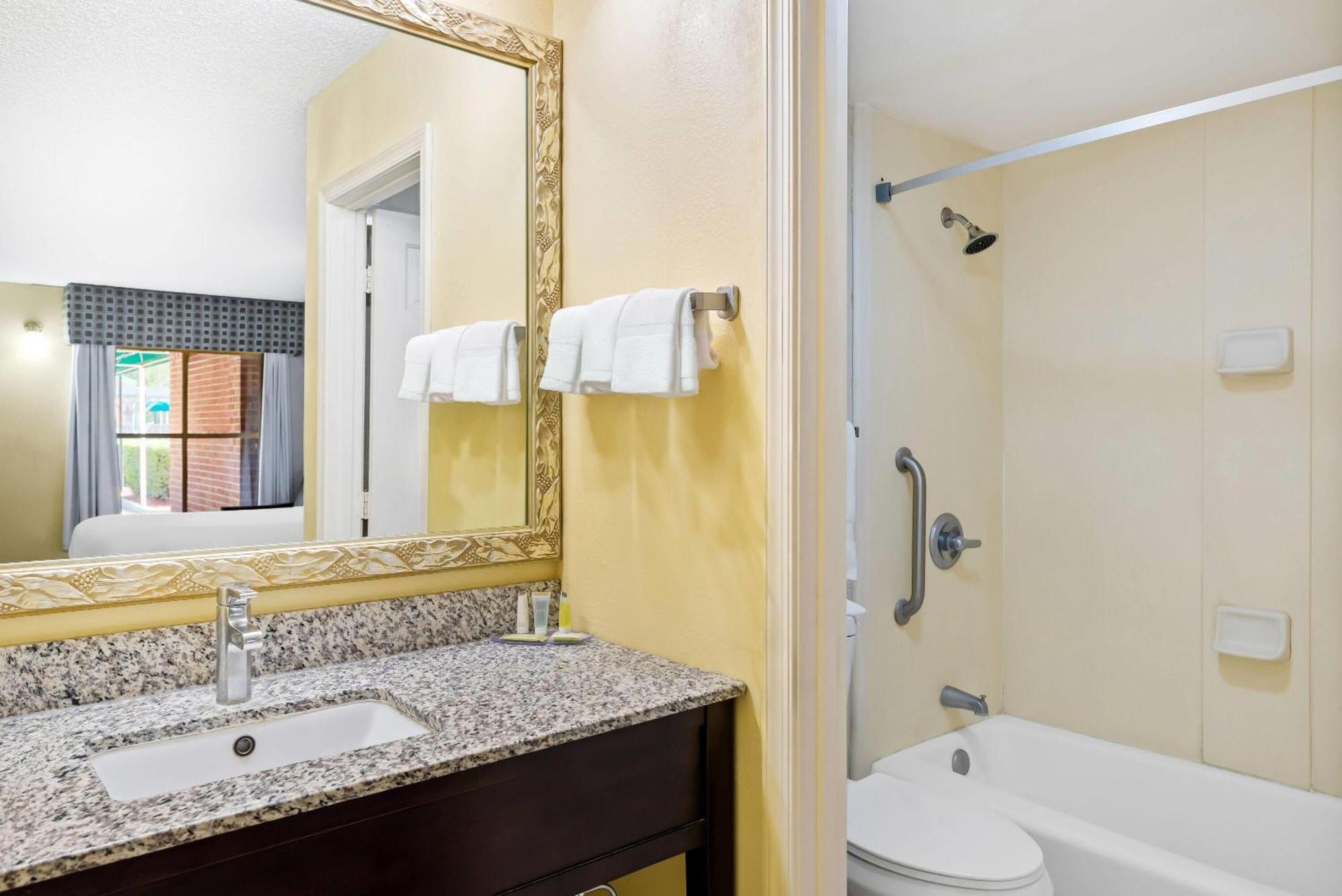 Days By Wyndham Petersburg/south Lee Hotel