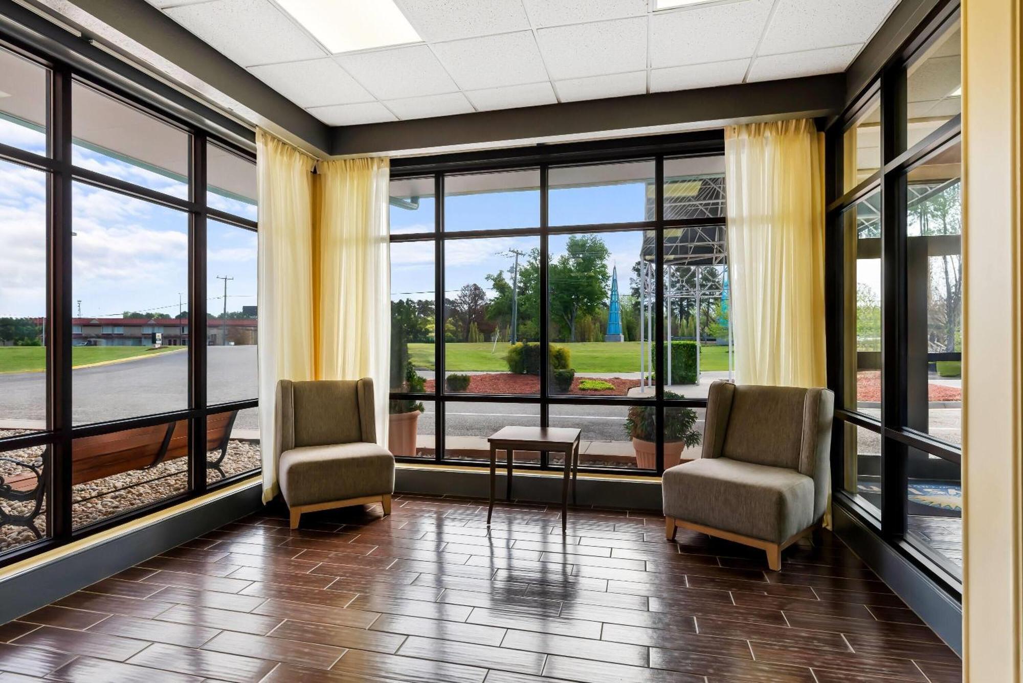 Hotel Days By Wyndham Petersburg/south Lee 2*
