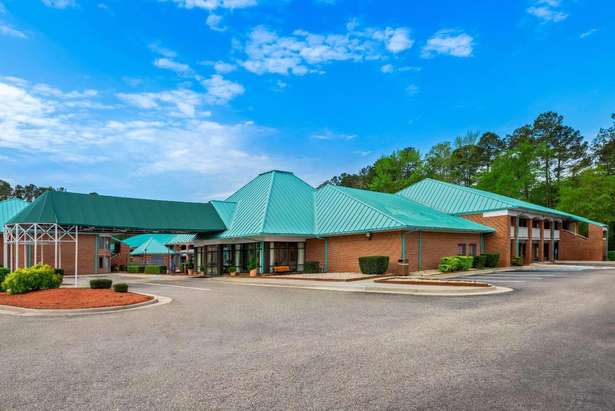 Days By Wyndham Petersburg/south Lee Hotel
