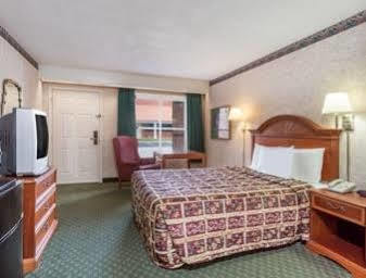 Days By Wyndham Petersburg/south Lee Hotel 2*