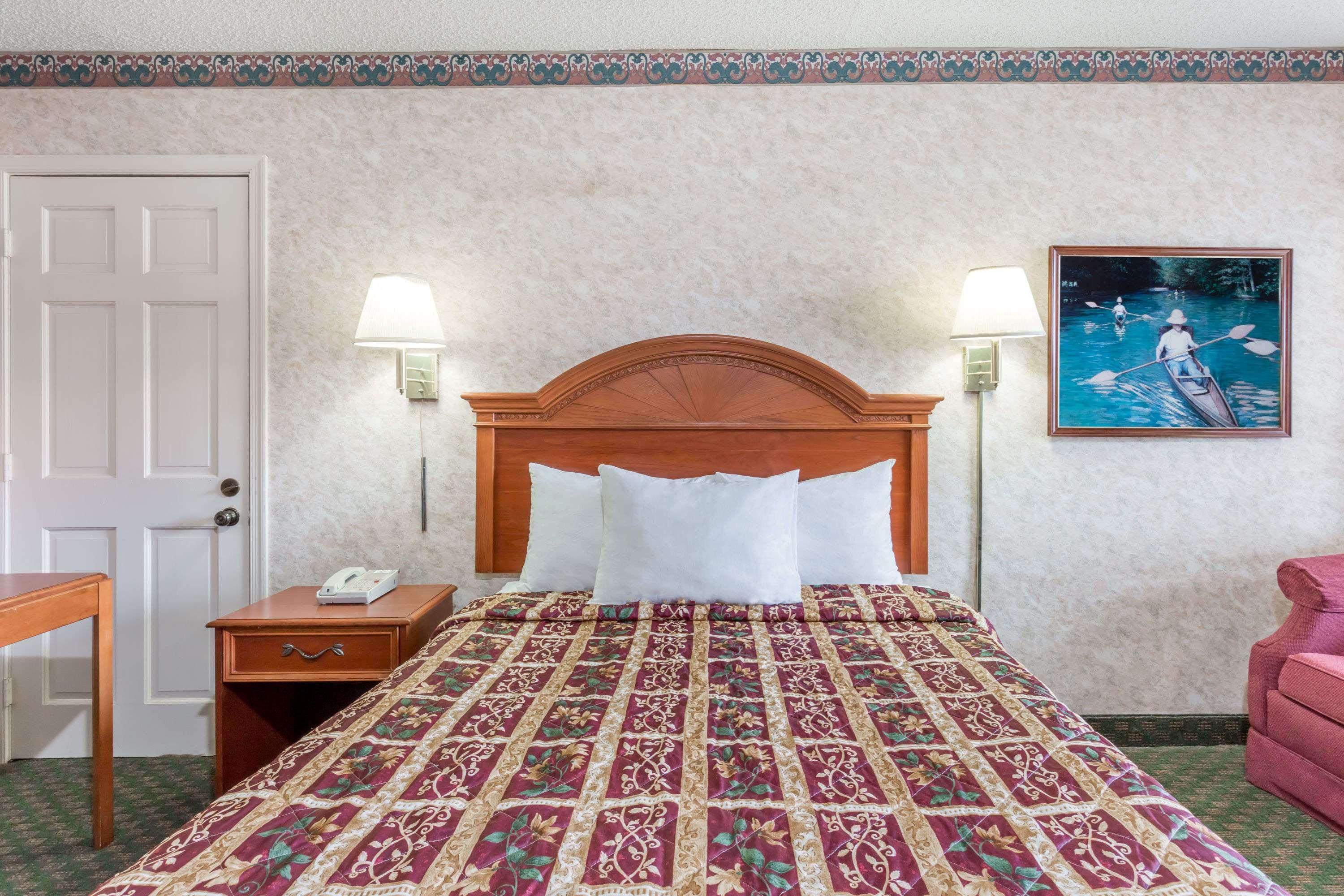 Days By Wyndham Petersburg/south Lee Hotel