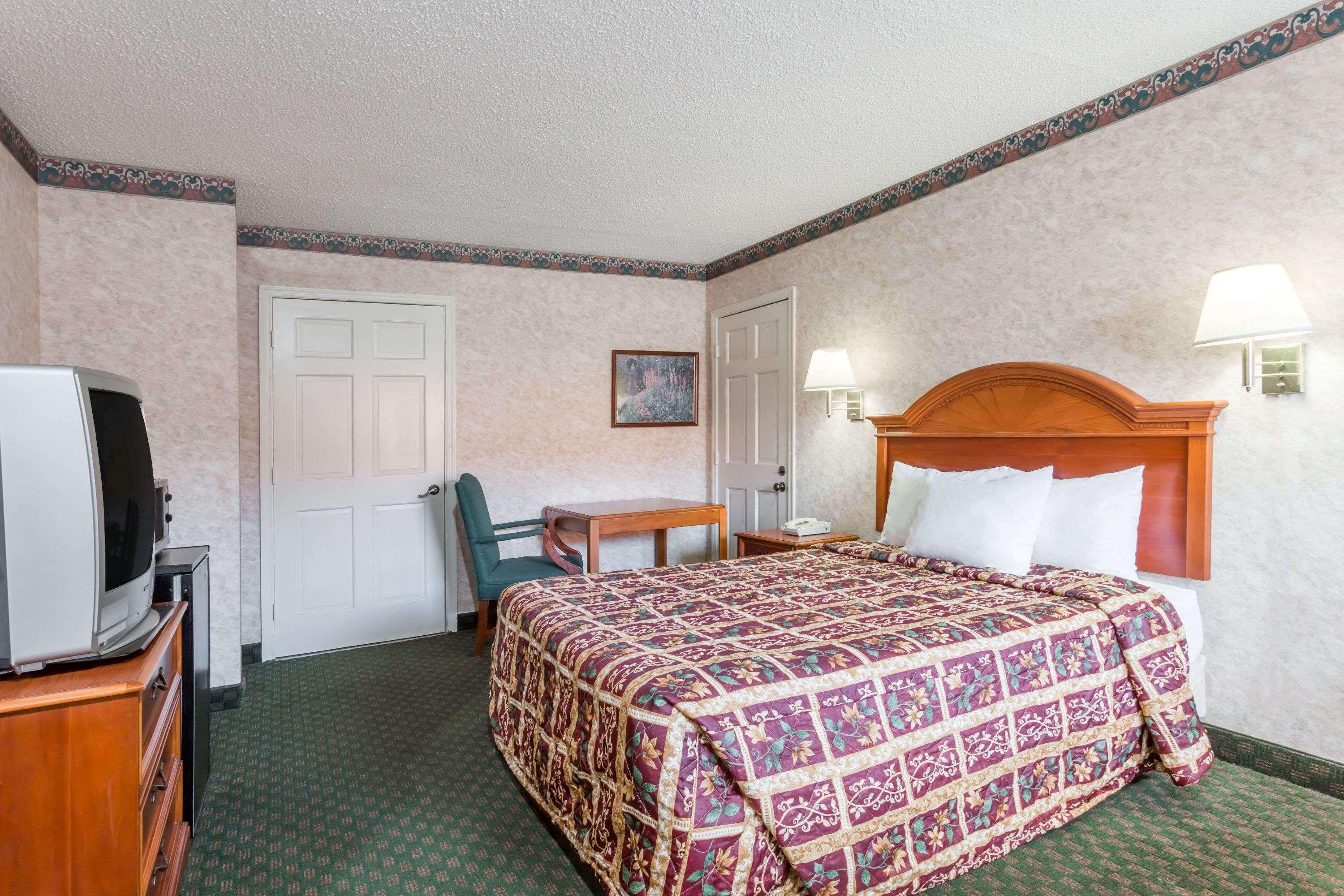 Hotel Days By Wyndham Petersburg/south Lee