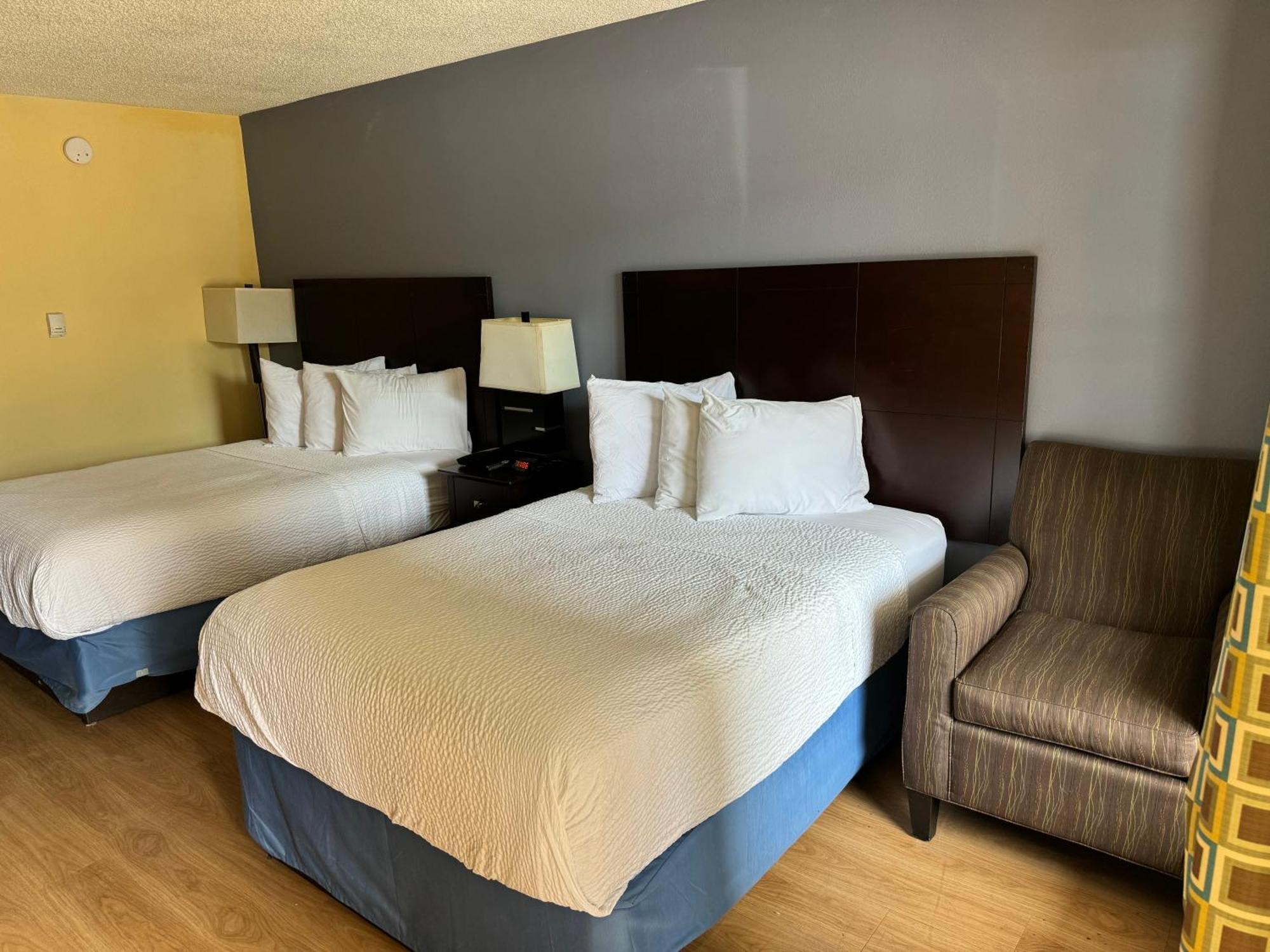 Days By Wyndham Petersburg/south Lee Hotel 2*