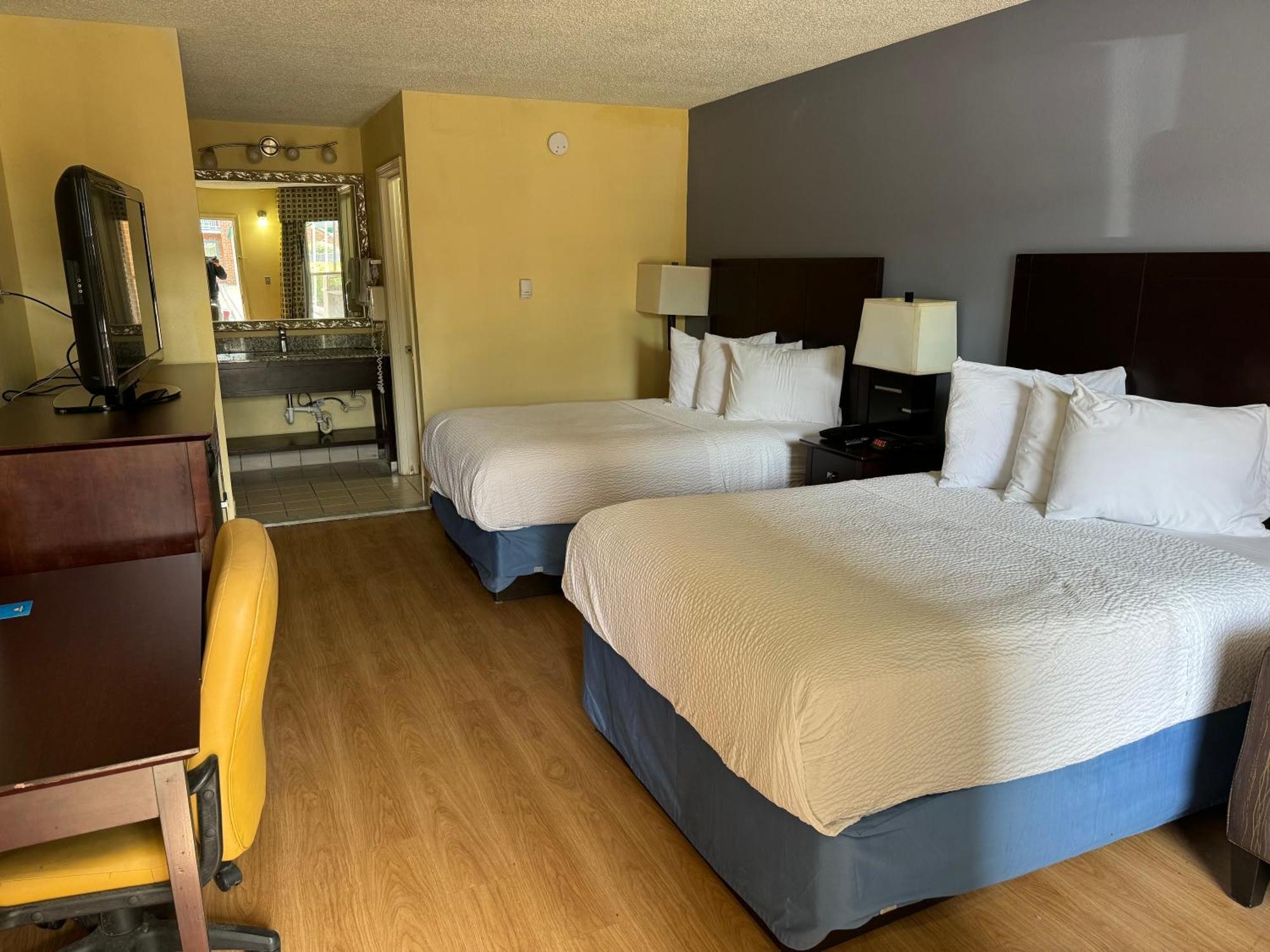 Days By Wyndham Petersburg/south Lee Hotel 2*