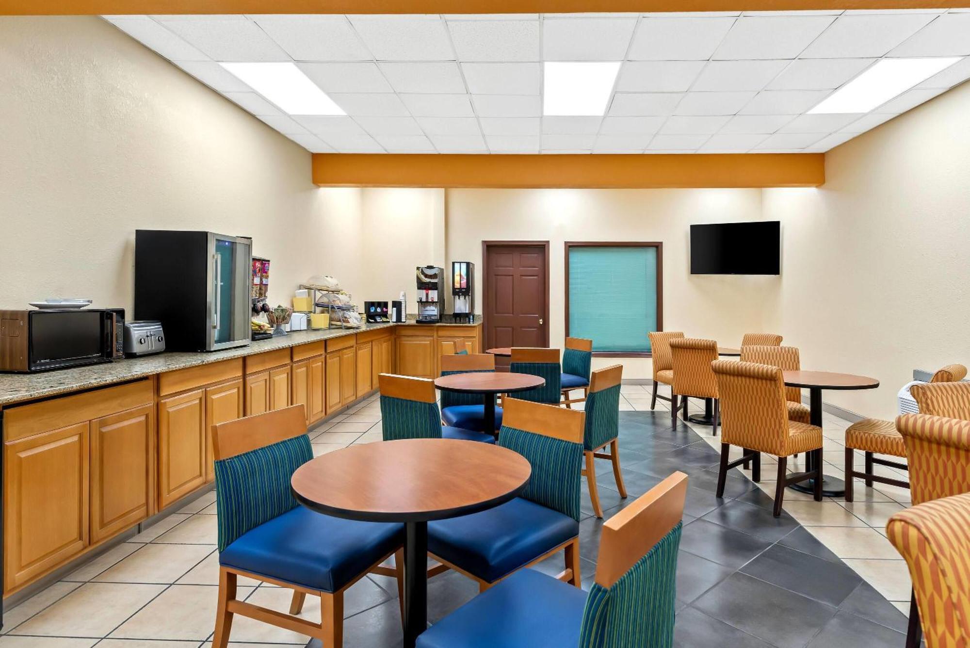 Hotel Days By Wyndham Petersburg/south Lee 2*