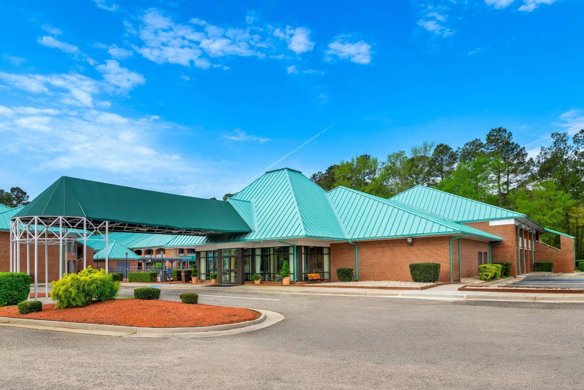 Days By Wyndham Petersburg/south Lee Hotel 2*